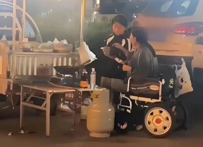 商丘深夜炒面摊，90后坐轮椅女子带娃出摊，一男子吃完扫码付了6万块。女子懵了，连