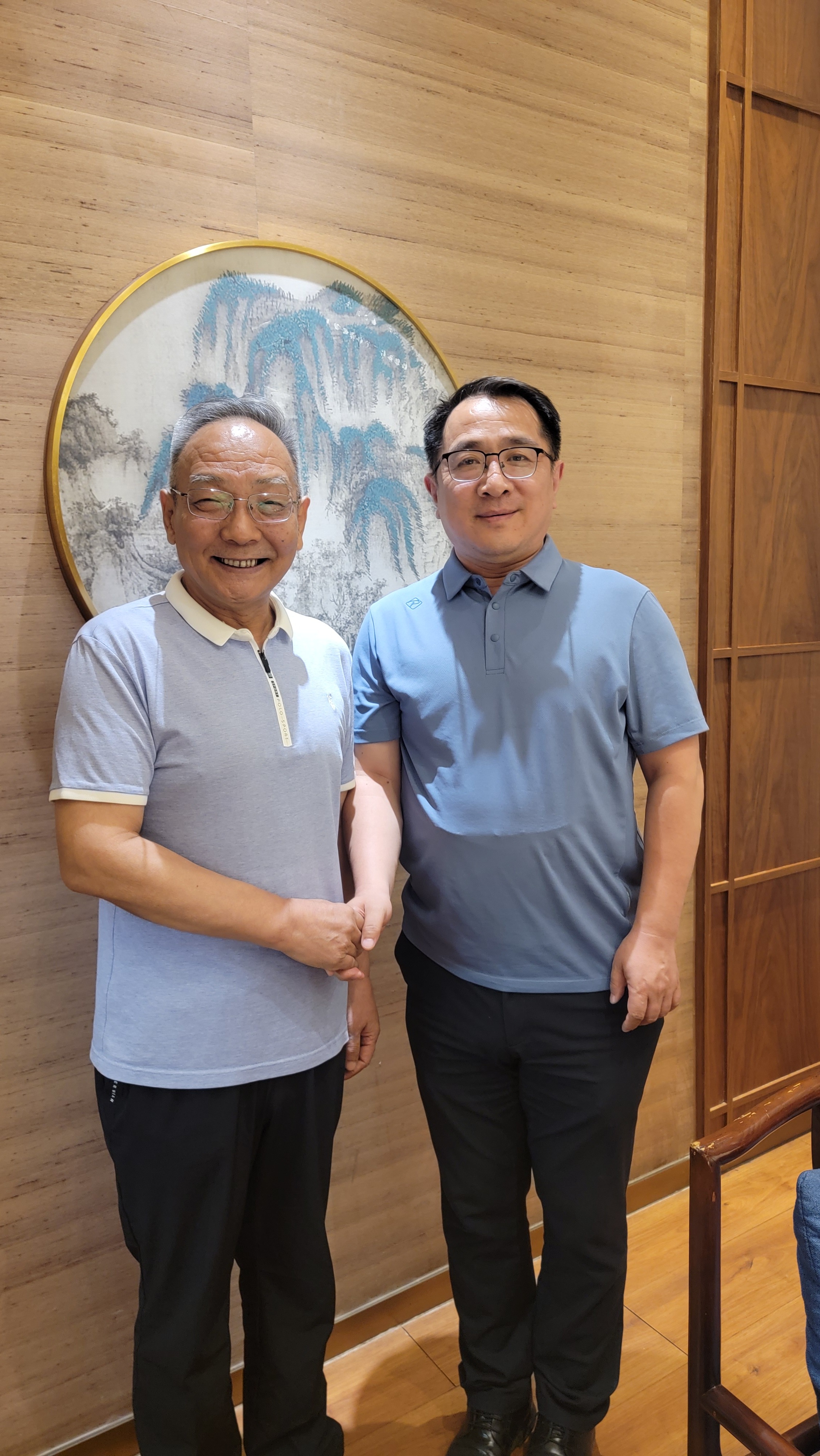 人体阴阳升降清阳出上窍，浊阴出下窍；清阳发腠理，浊阴走五脏。三阳主降：少阳如春生