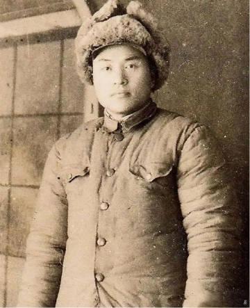 1942年，侦察股长凌少农，私下向日本人购买布料，对方说：“你看起来像军人？”凌