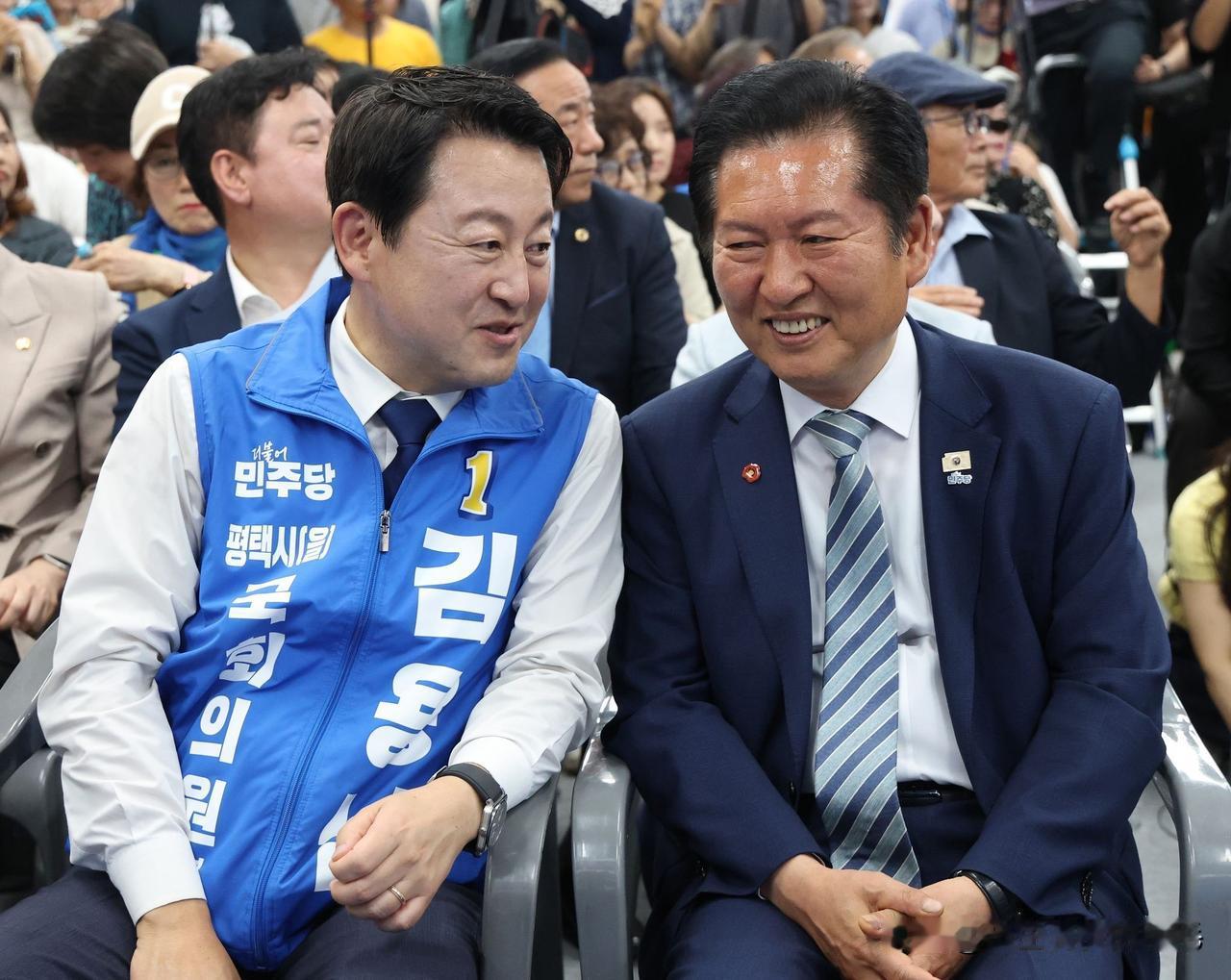 16日，韩国议员补选白热化！共同民主党力保争议候选人，祖国革新党党首曹国强势宣战