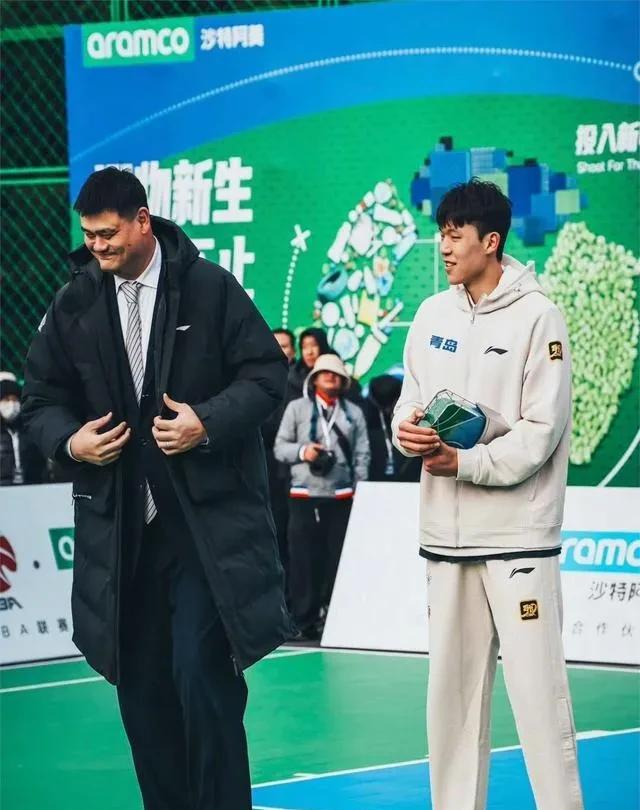 18岁时姚明和杨瀚森数据对比：身高：姚明226厘米，杨瀚森218厘米体重：姚