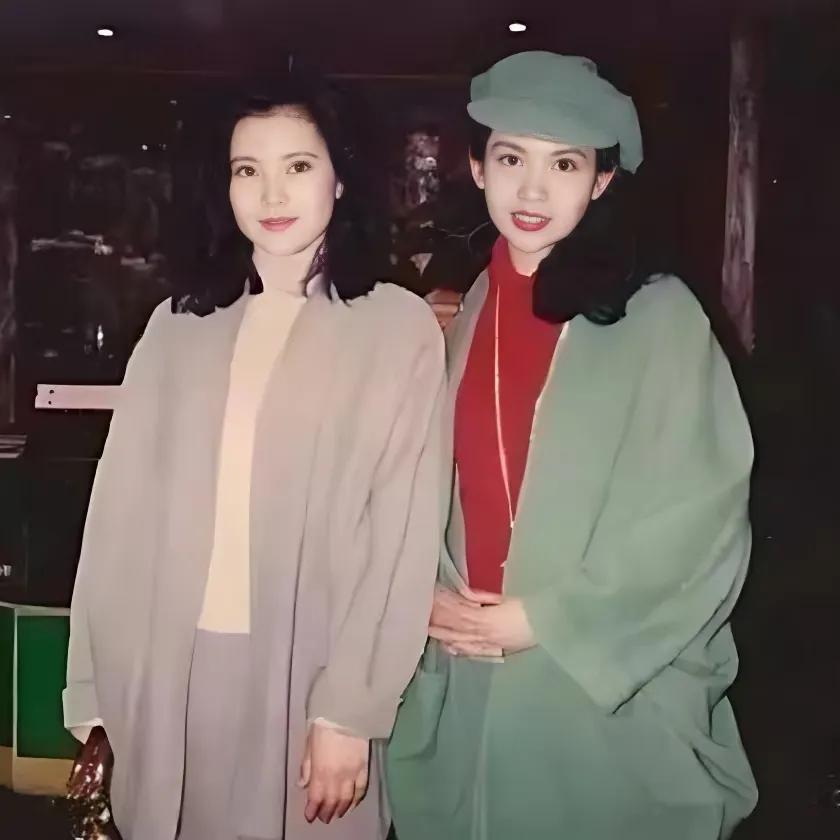 90年代，蓝洁瑛和邱淑贞，一张珍贵的合影，两人都风华绝代，气质优雅，可惜蓝洁瑛英