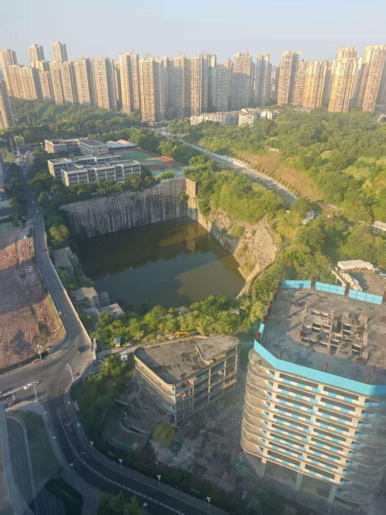 弹子石旁边这大坑，好久能填来？前两天，到重庆南岸区弹子石的阿里巴巴总部办事。
