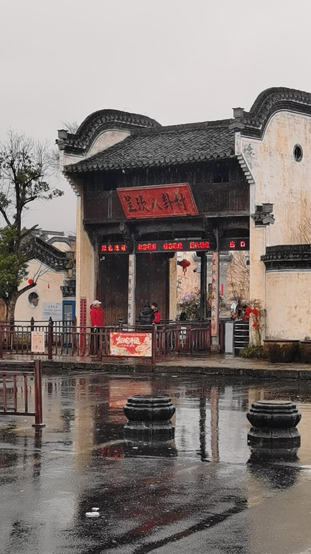 从老张的挂牌价，看房价的真话与假话上周四，我在老张的建材店里坐了一下午。货