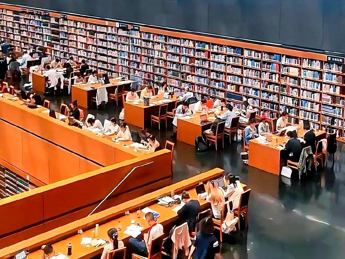 看到教育部那个新通知，我脑子都空了一下。2026年起，中小学不准再买校外的卷子