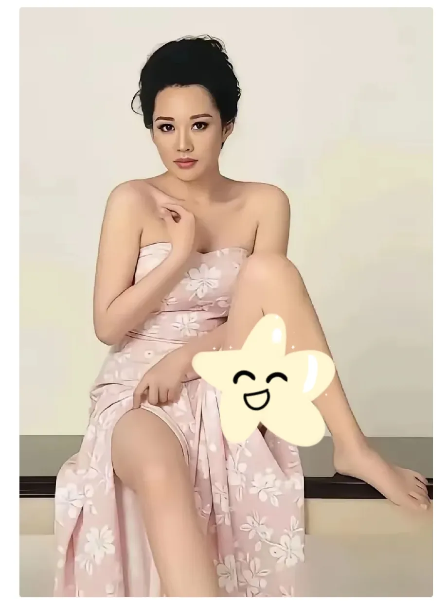 56岁许晴一露面，直接看破防多少人！黑裙一穿，腹肌线条清清楚楚，背薄胳膊细，哪像快六十的人？人家不婚
