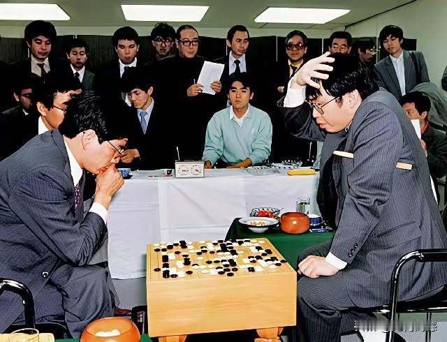 聂卫平先生当年对阵日本棋手的画面，今天看来，依然还是那样的惊心动魄，通过当时拍摄