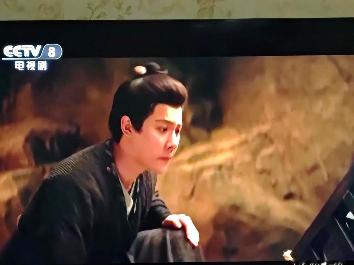 周奇这演员，专挑不讨喜的角色演。看看他在《长安二十四计》里，一个人演俩。一个