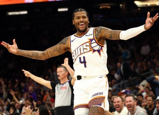 在太阳下赛季格林真不一定会留队，总感觉他和布克不搭，两个人球权使用率都很高。没有