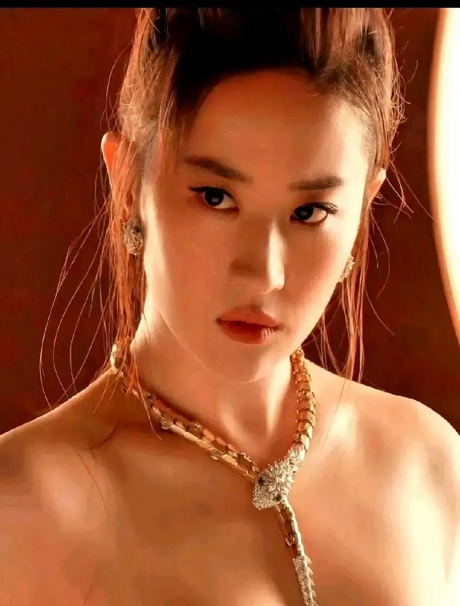 别的女星恨不得把二斤钻戒挂身上争奇斗艳，刘亦菲倒好，直接穿了一件看似啥装饰都没有