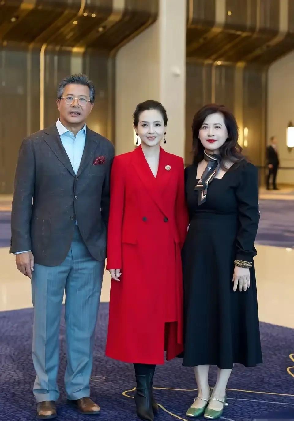 中间穿红衣服这位应该是个女演员吧，气质好好哦。眼熟，就是想不起是谁了。