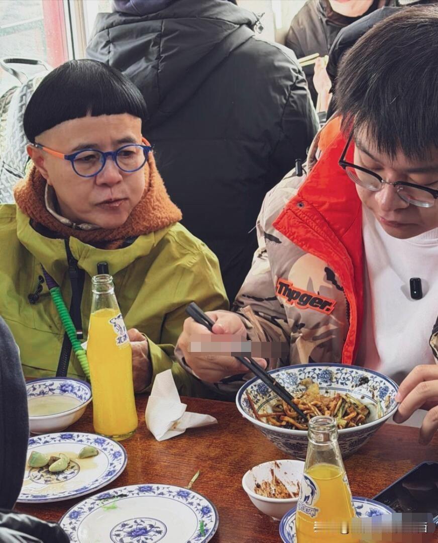 不知道为什么网上有很多的人不太喜欢这个主持人的发型，其实穿衣和打扮都是自由的，她