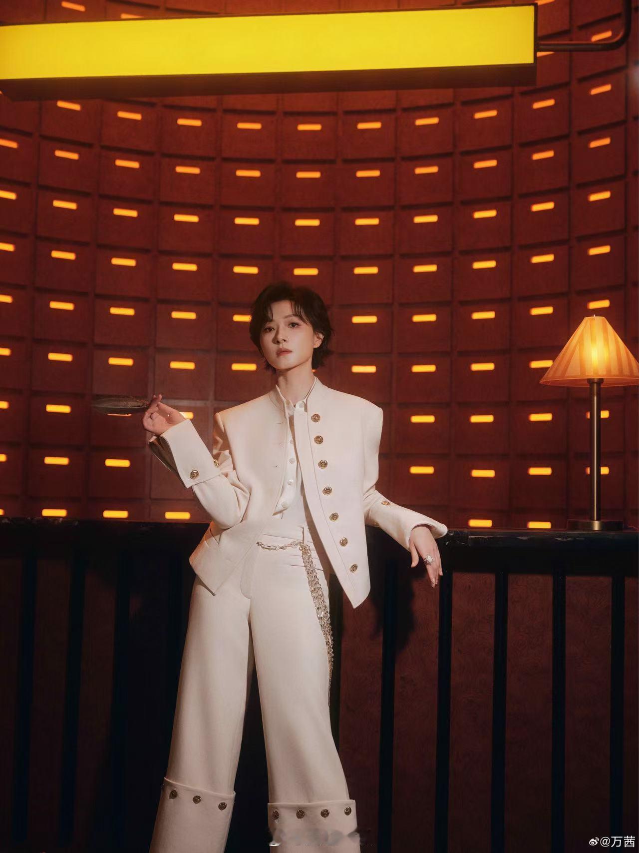 眼神中充满故事——万茜。