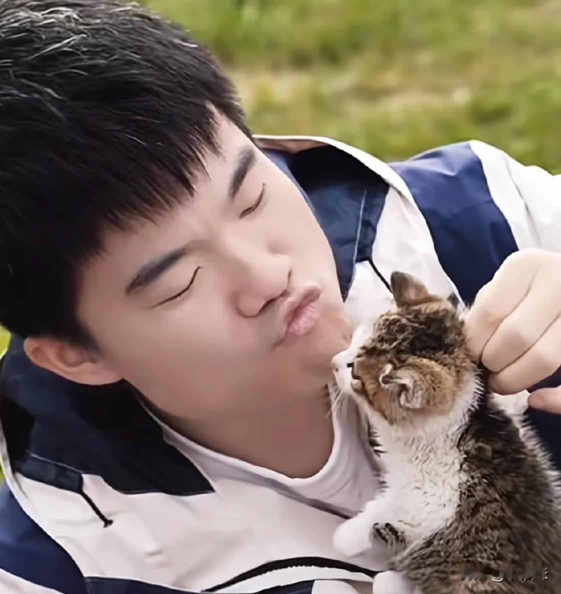 董宇辉捏狗嘴，请大家停止引申义，董宇辉真没有那么多想法。董宇辉除了读书，最大