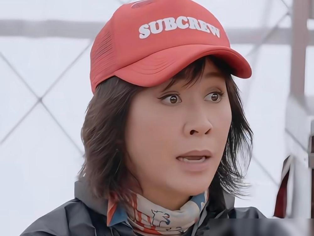 刘嘉玲说，她真的搞不懂一件事。为啥内地的女生穿短裤短裙，腿上非要再套一层丝袜？