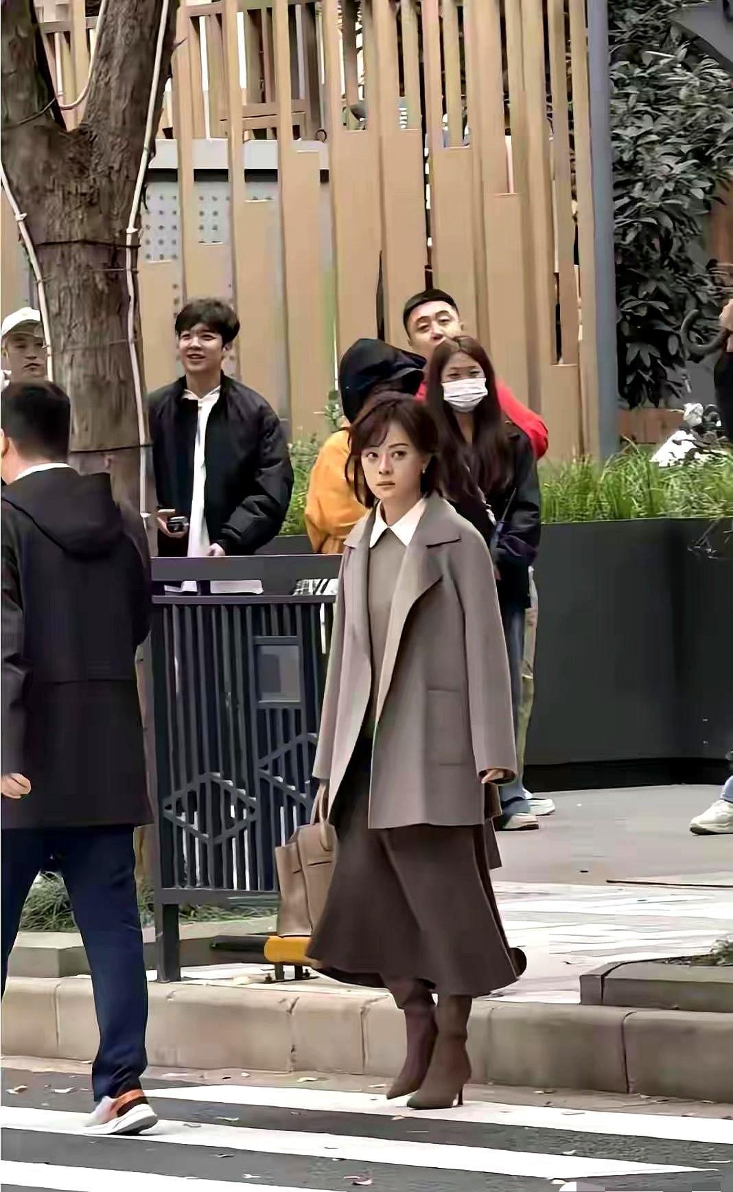 发现个怪现象，如今孙俪不懂是上年纪了，还是因为不在乎外表了，感觉穿得就是有点“土