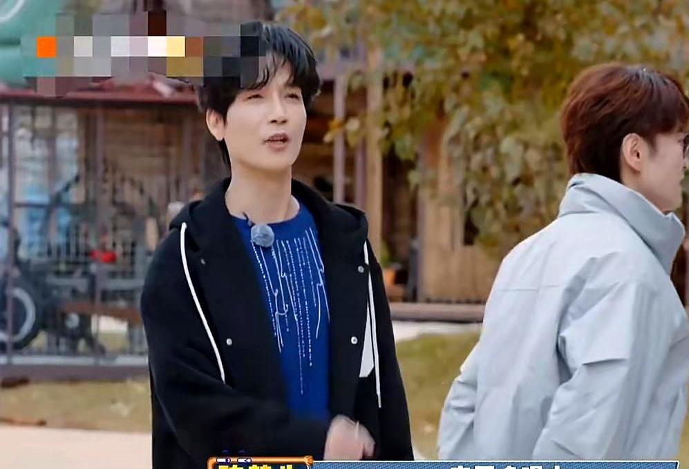 任务卡让喝水，他递了八次镜头里，陈楚生把一瓶矿泉水递到王霏霏面前，动作轻