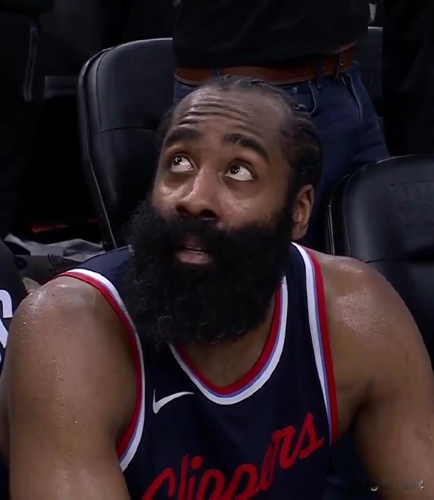 随着一波5连胜！！！快船11胜21负排名西部第十三！！！场均得到：111.5