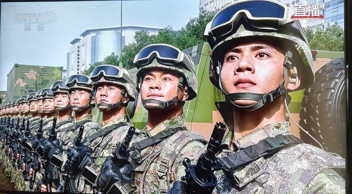 看到这张脸，只会感慨一句这孩子长得太中华男儿郎了，奶奶妈妈都特喜欢的样子，