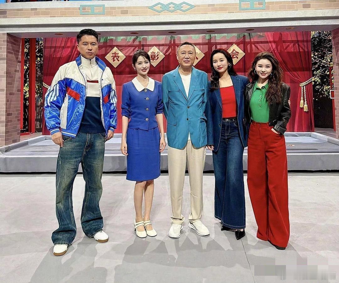 佟丽娅的头围也太绝了，简直小到犯规，跟吕一、李小萌同框一对比，差距瞬间就出来了，