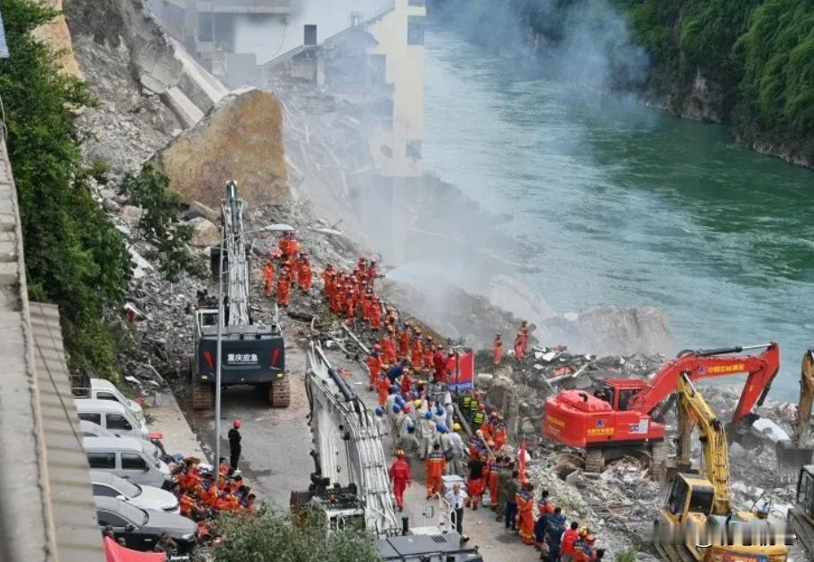巨石拦路命悬一线，彭水救援现场每一分钟都在和死神赛跑重庆彭水山体崩塌到至今