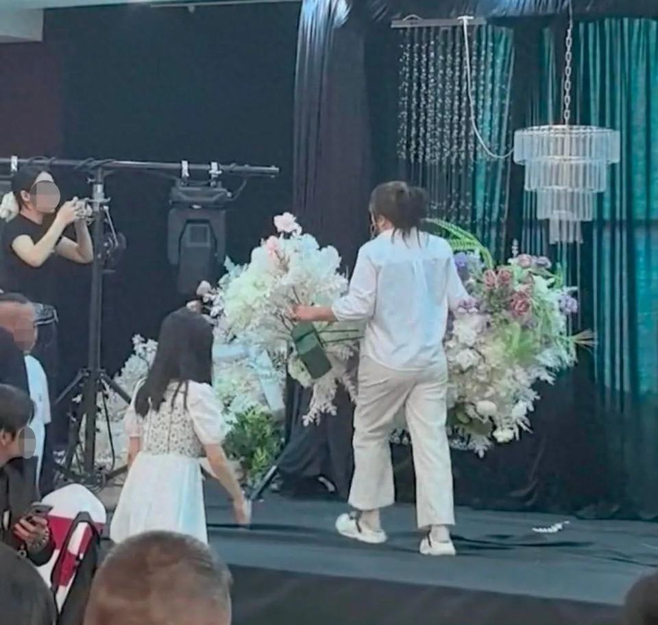 陕西安康婚礼秒变翻车现场！新郎叶某瞅着婚庆公司搭的舞台背景像打了补丁——效果图里