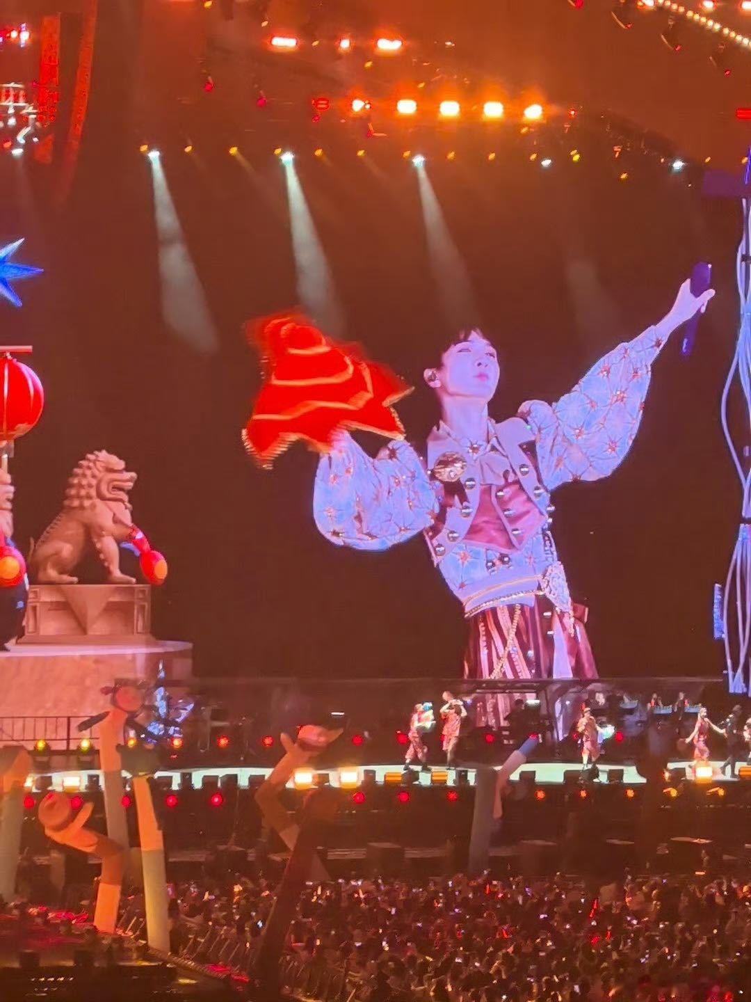 周深失业伴舞再就业周深演唱会这场演唱会最大彩蛋莫过于返岗伴舞，之前调皮举动让网