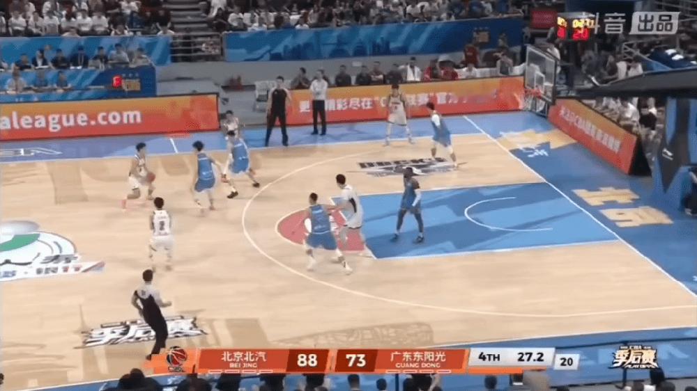 中国男篮最强前锋之争：崔永熙在垃圾时间全场最后一攻出手三分球，被曾凡博盖掉。北京