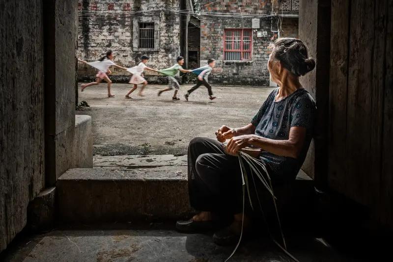 我给我奶看大嫂照片，她瞅了几秒就说“这女娃指定不简单”。我挺纳闷，不就是普通照片