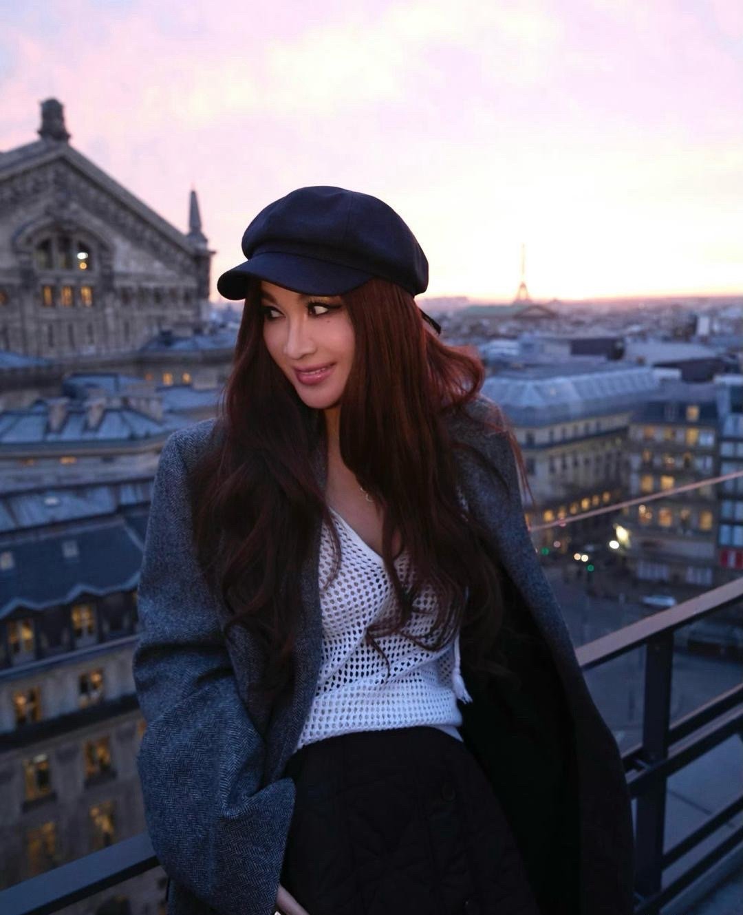 真替温碧霞捉急，难得穿了毛呢外套抗寒，但里面穿着依旧清凉无比。