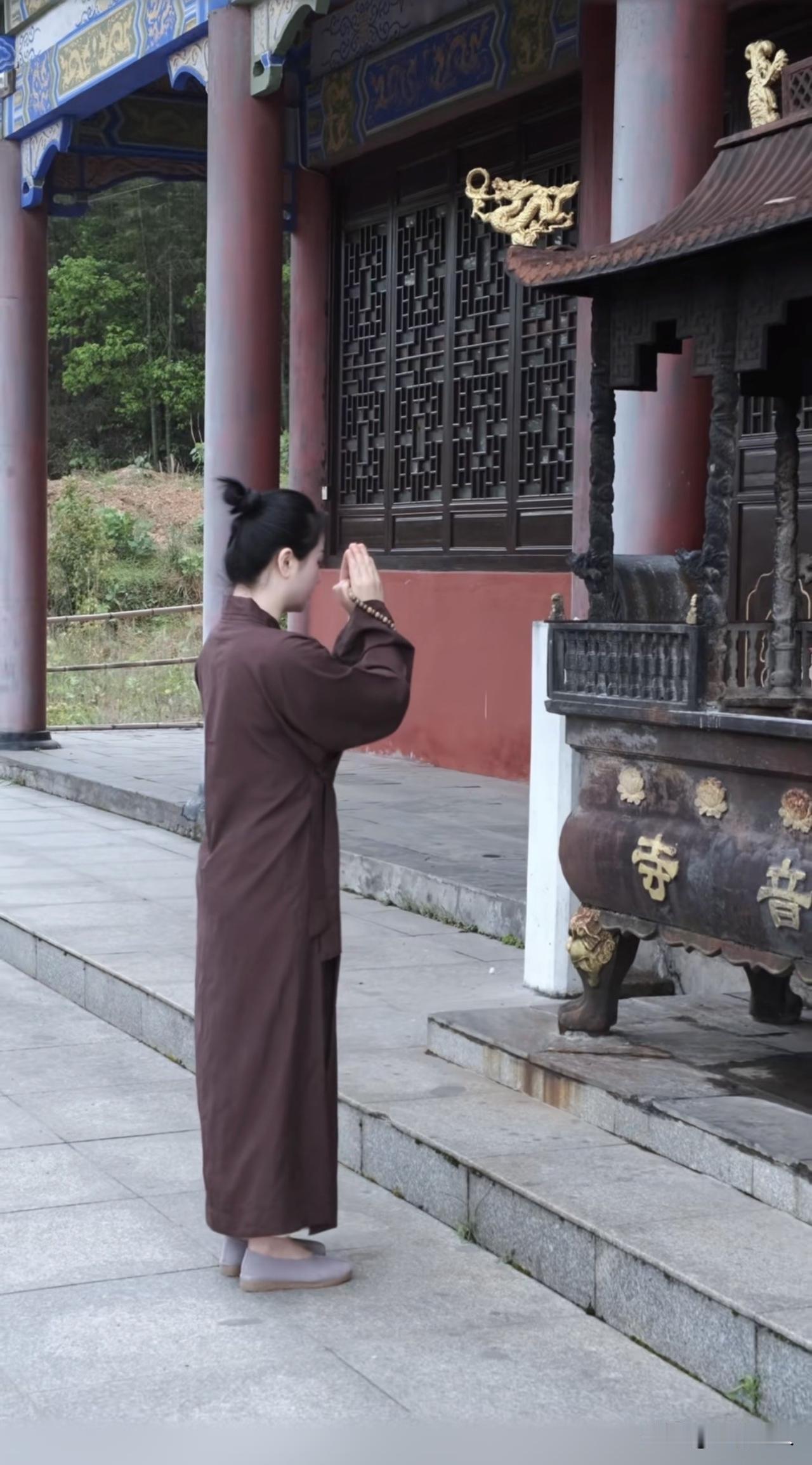 佛教不讲物质，寺庙却金碧辉煌。其实，不是佛需要装金身，是人需要装金身的佛。