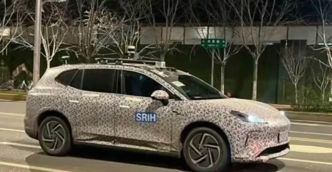 据说这是上汽第一款和华为合作的车型尚界，采用华为智选车模式！疑似在现有车型飞凡R