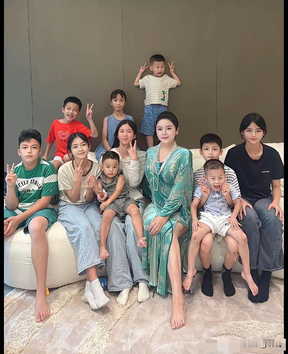 有钱人特别爱生孩子，穷人也特别爱生孩子，普通人反而不敢生孩子