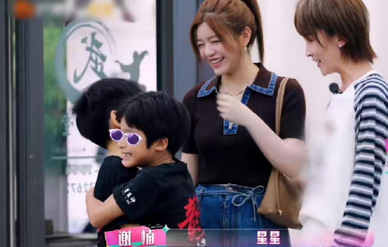 陈妍希：星星你轻点啊，真打伤了妈妈得赔医药费。谢楠：你赔啥，吴京那小子在隔壁