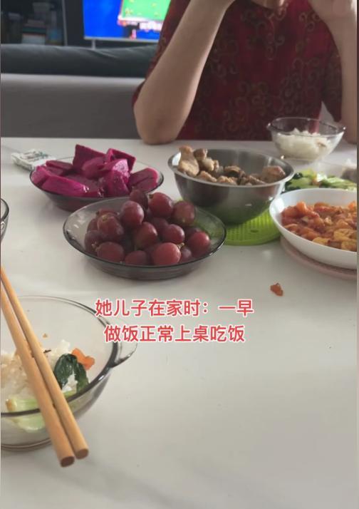 儿子在家时，婆婆一早做饭正常上桌吃饭，儿子不在家剩我们俩时，我做饭婆婆侧身斜坐只