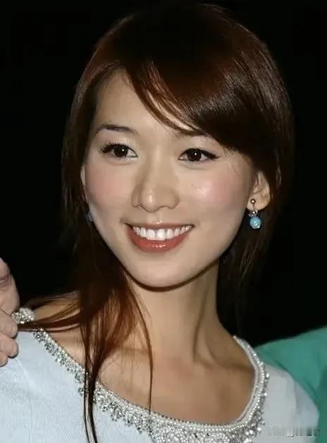 林志玲三十几岁出名，而且还是以模特身份在娱乐圈出名。但起初她既不唱歌，也不演戏，