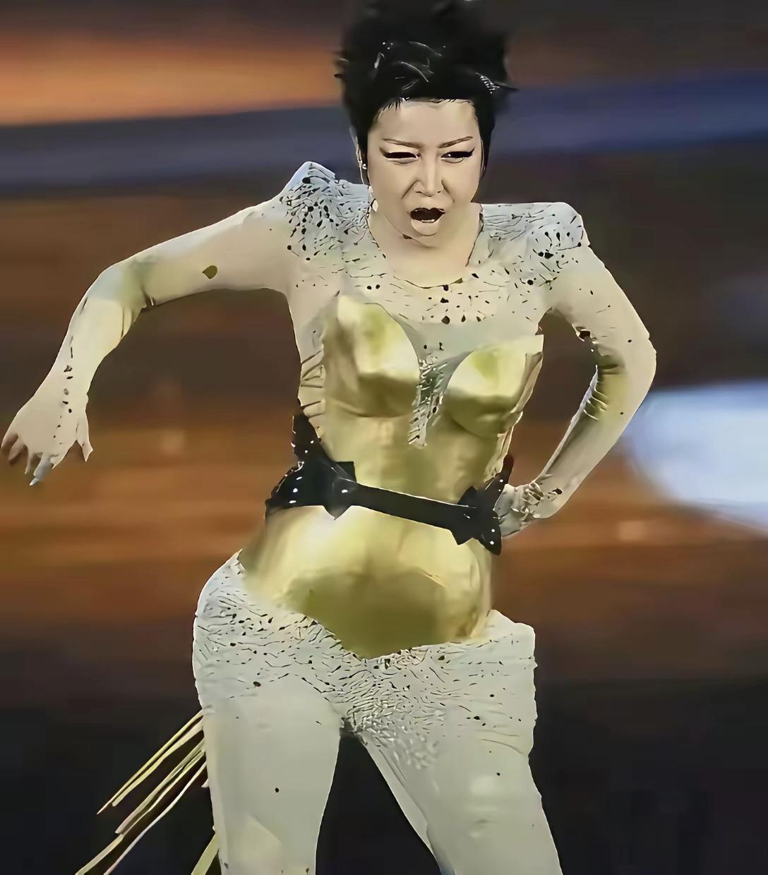 这是唱《祝你平安》的孙悦？其实，从她改编《蝴蝶》填中文词唱“大家一起来”时，