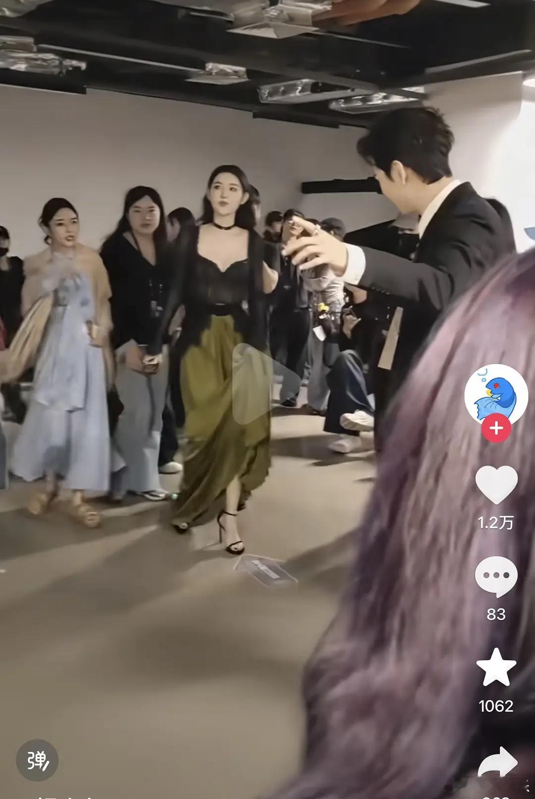 王玉雯跟其他明星站一起也不输啊