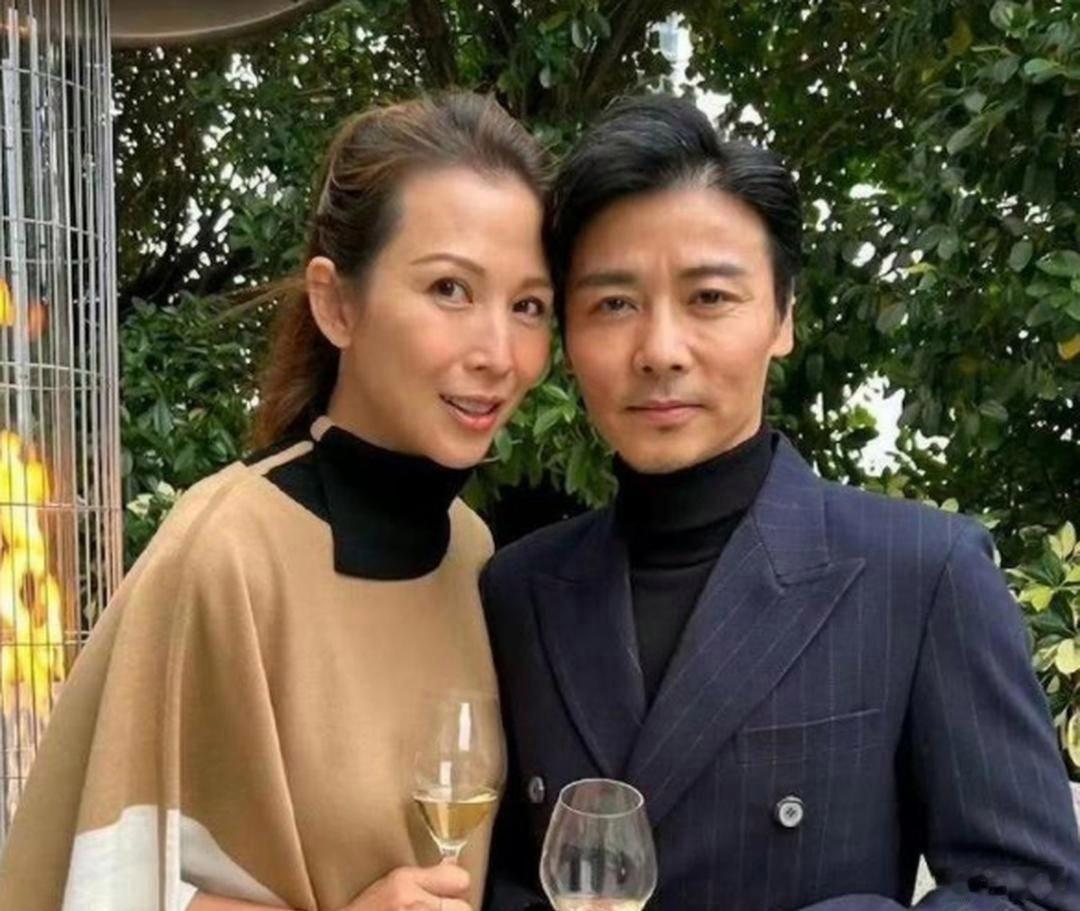 曾经刘銮雄当着张晋的面直接表明:“你老婆陪伴我长达六年。”刹那间全场陷入寂静,
