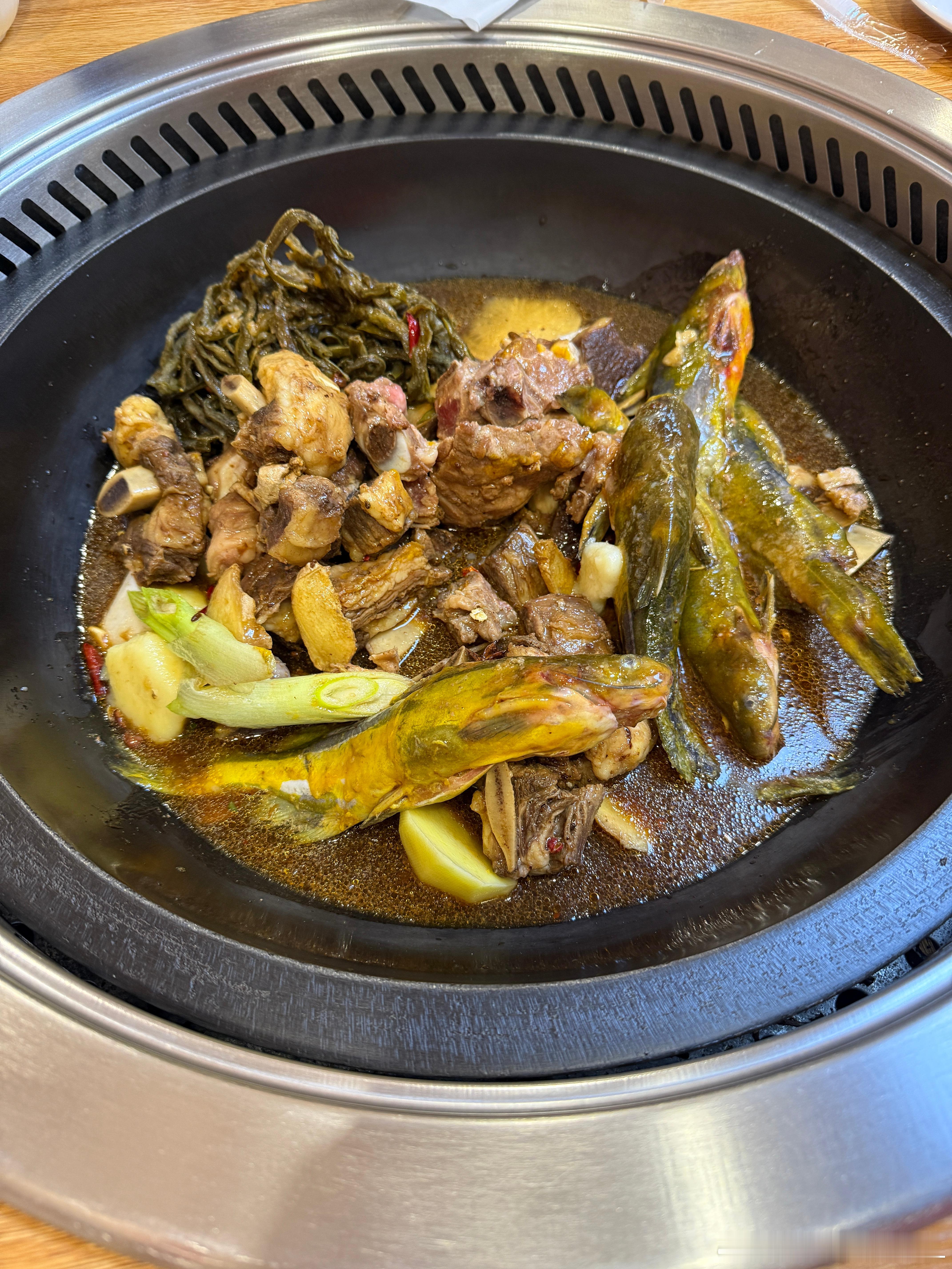 今晚整一大锅东北铁锅炖，东北菜量是真的大啊。大家晚饭吃的啥啊？