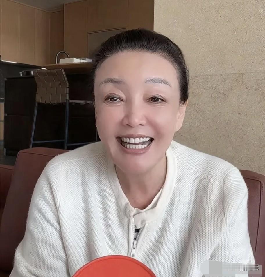 果然是隔辈亲！张兰跟小玥儿说:好多粉丝夸你漂亮又文静！小玥儿说:我眼睛长的像