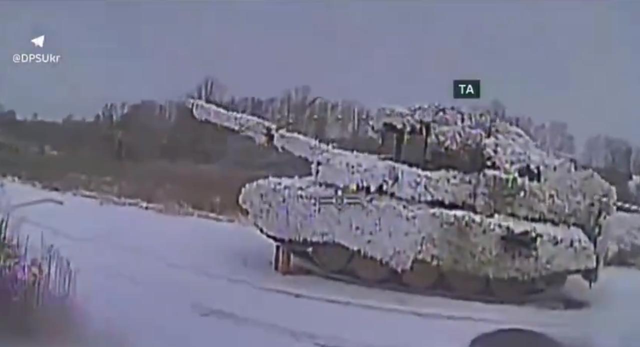 一辆装备冬季伪装网的俄罗斯T-80BVM坦克在乌克兰境内遭到数架乌克兰FPV无人