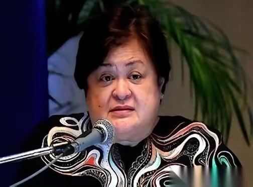 菲律宾干了件全世界没一个国家干过的事。他们直接宣布，国家进入紧急状态。不是因为