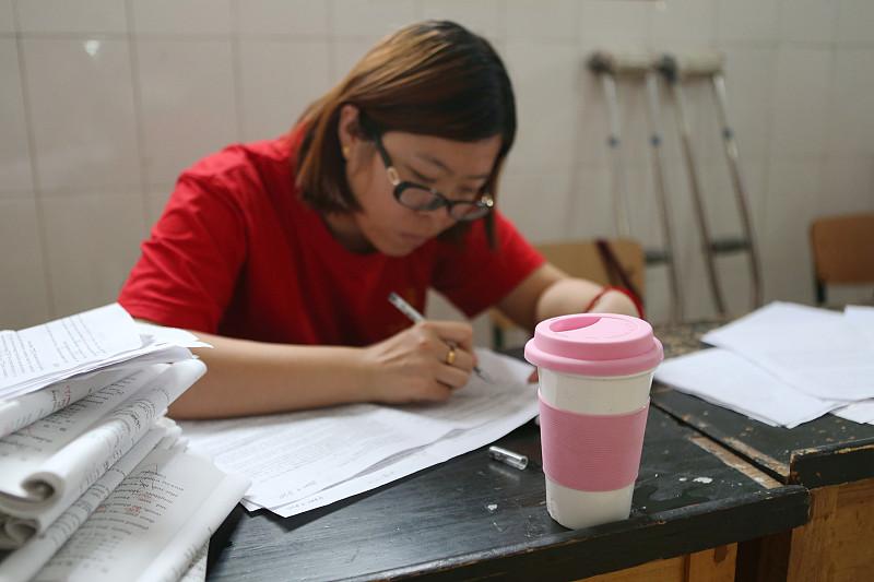 29岁女教师：找对象我绝不找男教师，赚钱太少根本养不了家我，29岁，县城小学