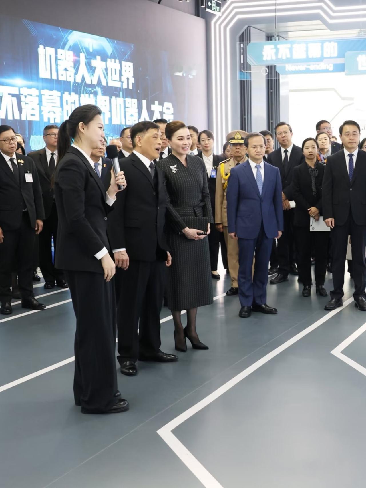 给玛哈国王和苏提达王后讲解的小姐姐太美了！11月15日下午，玛哈国王和苏提达王