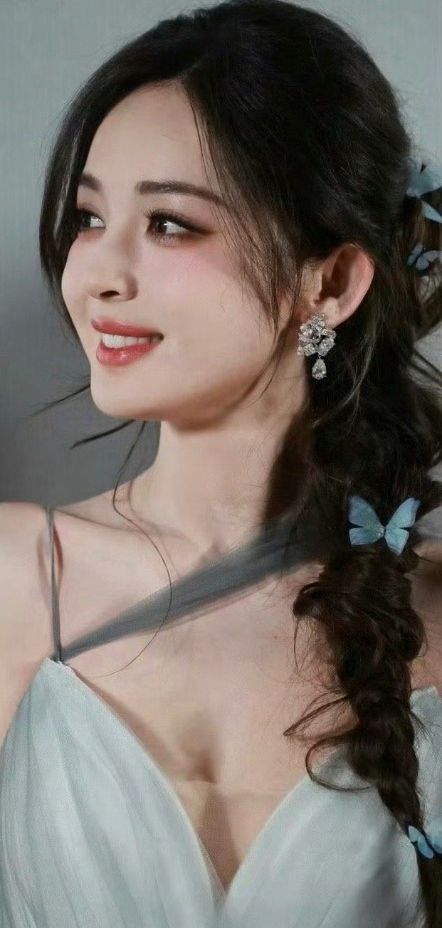 娜扎清冷仙女风，蝴蝶发饰搭配柔纱长裙