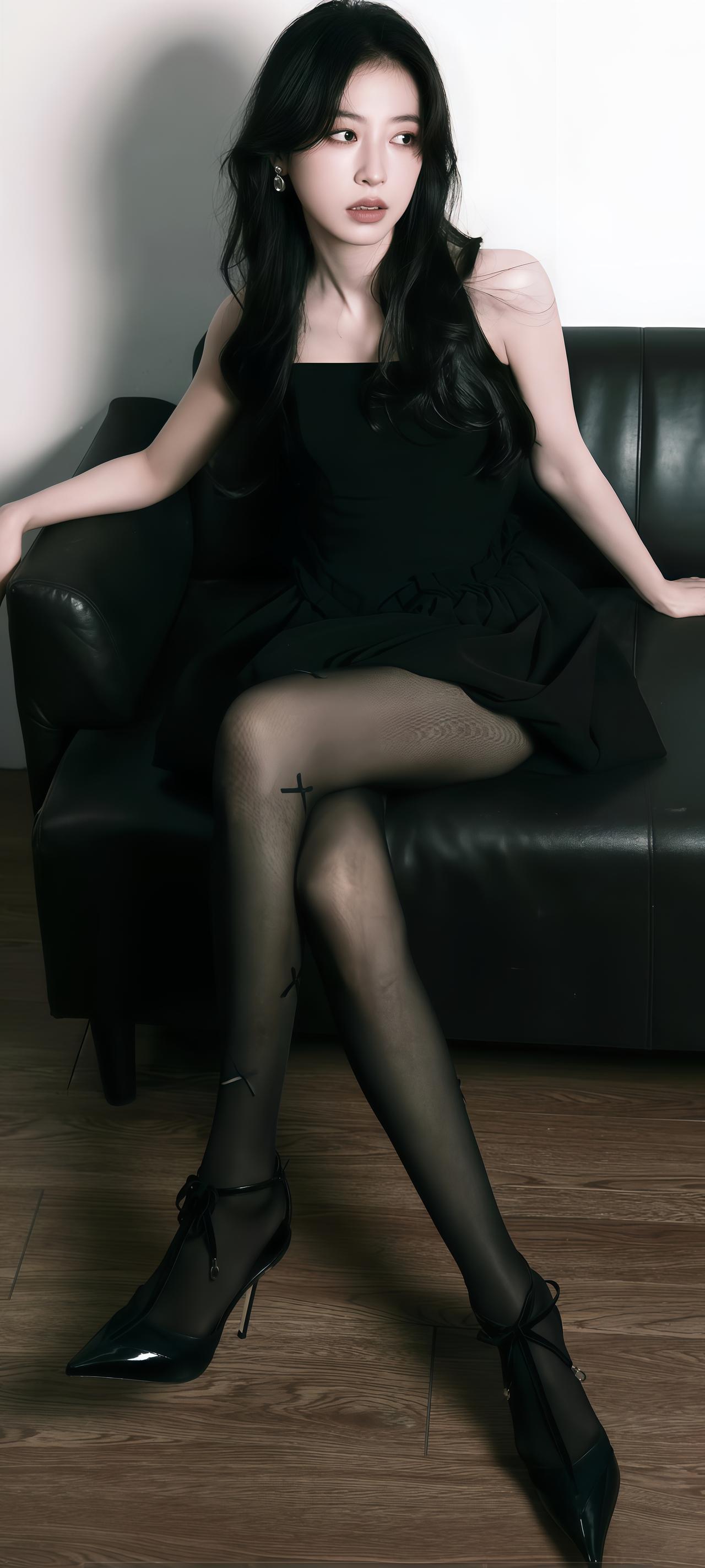 周雨彤黑裙杀疯了！冷感美人的松弛感真的好绝！周雨彤这组黑裙写真，直接把“冷艳