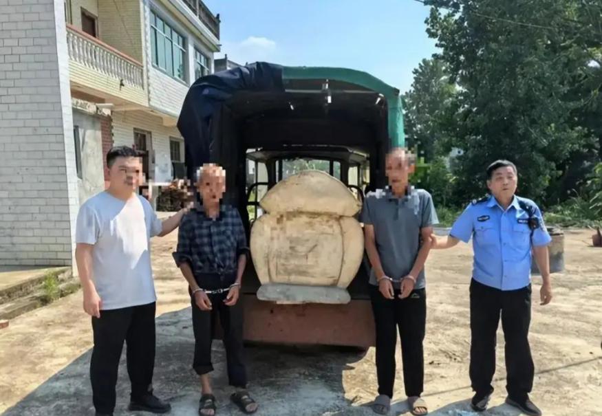 穷疯了？”2025年，湖北通山，69岁老人在8年前准备了一副柏木棺材，存放在猪圈