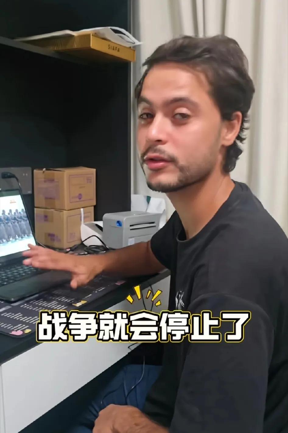 在中国的加沙小伙看阅兵式哭了：我发誓，如果他们去加沙只要站在那里，战争就会停止了