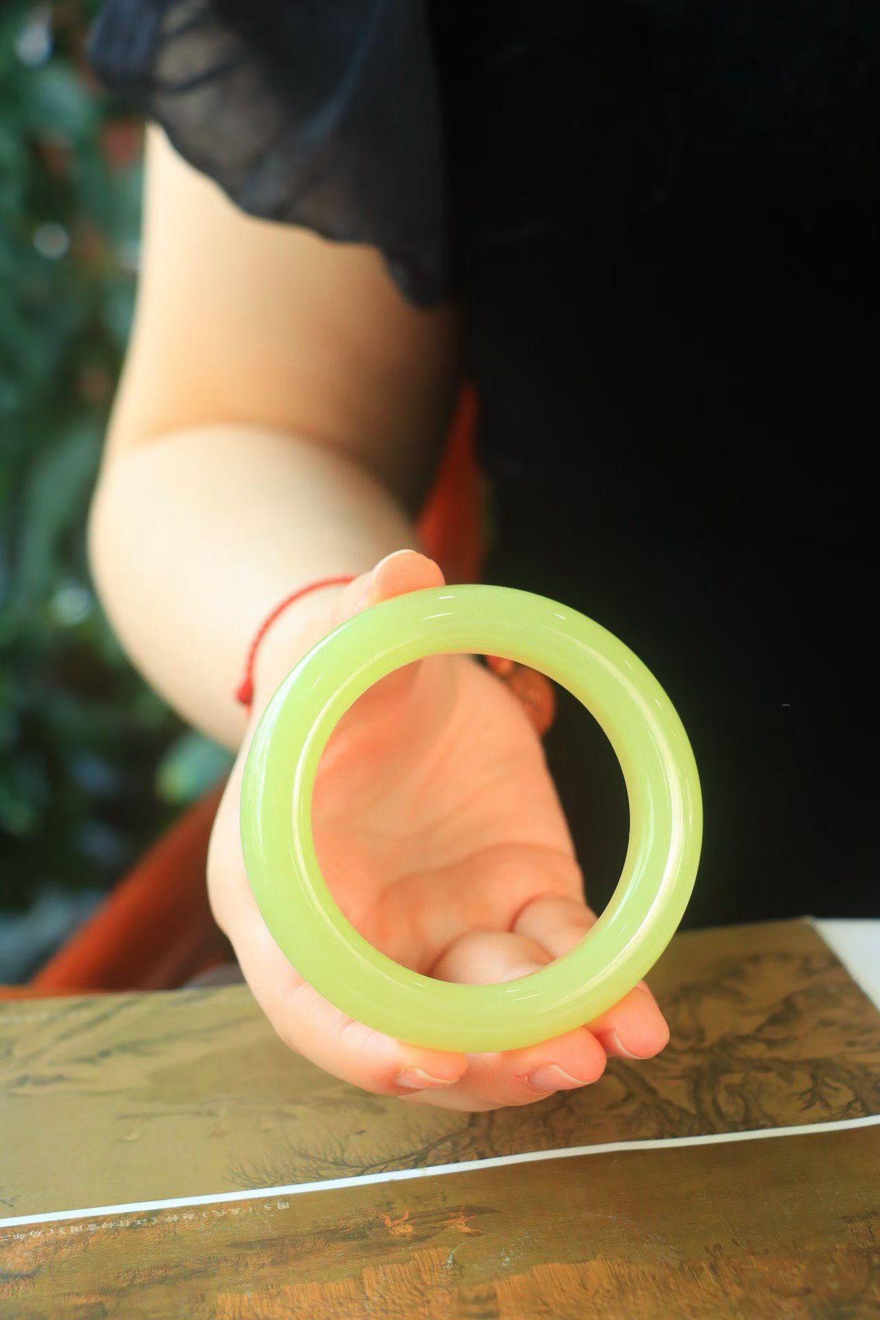 ·〈黄口玉镯〉新疆若羌黄口料玉镯，浓郁鸡油黄❤️肉质温润细腻，黄色清雅舒